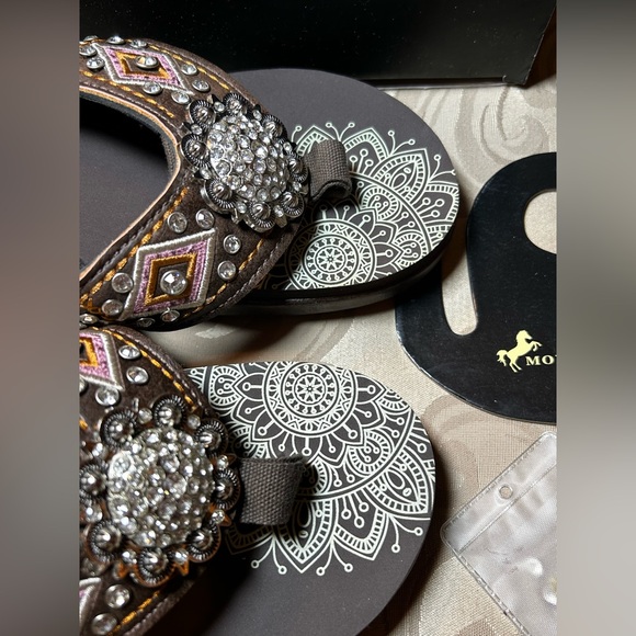 NWT in BoxMontana West Women’s 8 Brown Embellished Wedge Sandals Silver Pink - Picture 9 of 10